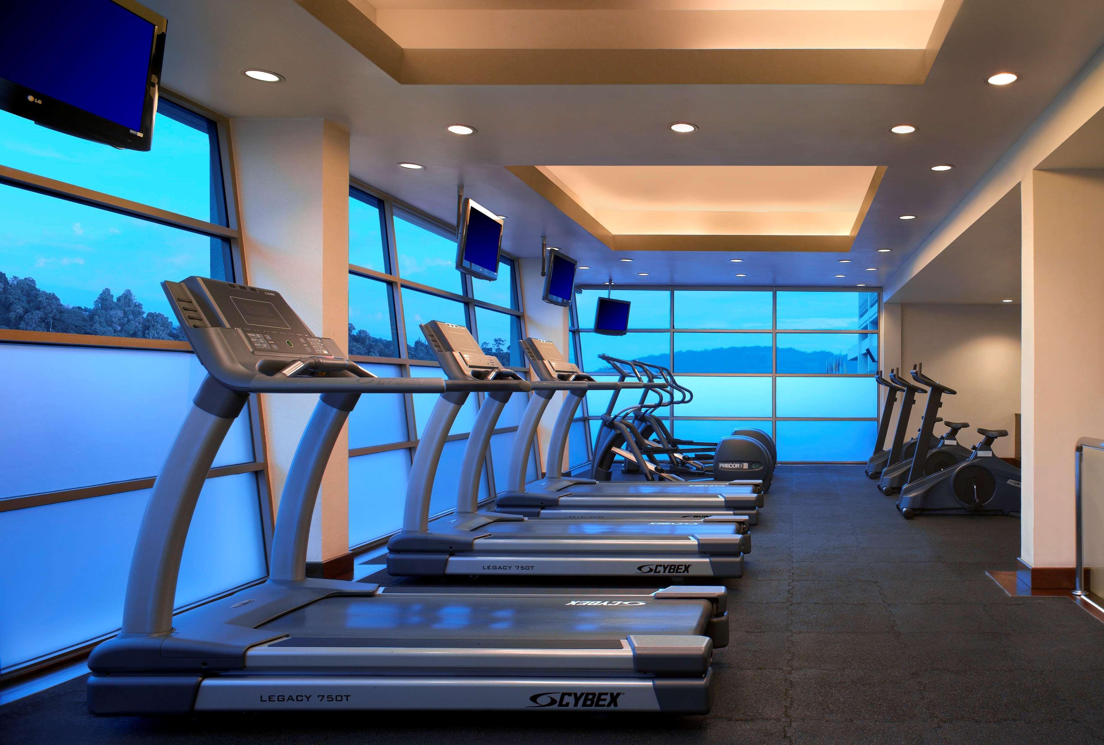 Hyatt Regency Kinabalu Hotel Kota Kinabalu Exterior foto The gym at the Westin
